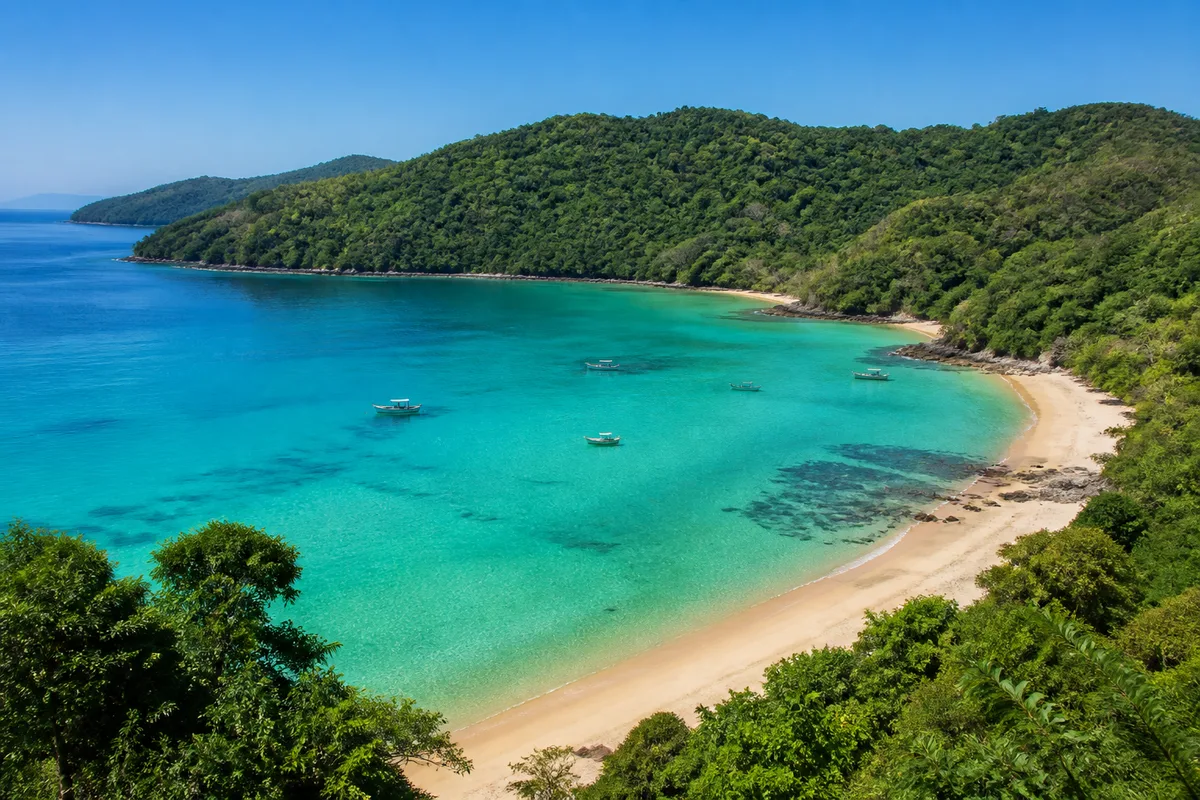 Vue plongeante sur la baie de Grande-Anse à Terre-de-Bas, mer turquoise et collines boisées